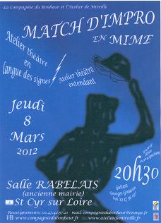 Affiche de la soirée sur fonds bleu avec la silhouette d'un personnage tenant son chapeau au-dessus de sa tête dessinée en noir et toutes les inforamtions d ela soirée écrites en balnc