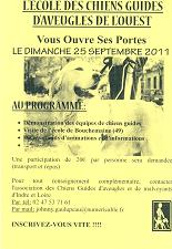 affiche sur fond jaune avec la photo d'un chien guide, elle annonce la journée portes ouvertes de l'école Bouchemaine et propose un transport commun pour se rendre à cette journée