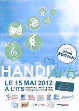 Affiche de la journée handi'Arts 2012, avec en image de fonds le ciel bleu et quelques nuages blancs avec des bulles de couleurs vertes représentant un clé de sol pour la musique, deux masques pour le théâtre, une danseuse, un inceau et une palette de peinture, un clown pour le cirque ...en bas de l'affiche tous les logos des parteanires sont alignés sur deux lignes