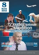 Affiche de la quinzième journée nationale de l'audition où l'on voit un senior qui met sa main près de son oreille pour mieux entendre, une jeune fille qui se bouche les oreilles en criant, une jeune femme qui écoute probablement de la musique dans un casque et un homme acec un casque de chantier sur la tête et un casque de protection autour du cou. Autour sont sympbolisés les bruits quotidiens par des voitures et un avion. Enfin on voit unpetit appareil auditif tenu entre le pouce et l'index d'une main