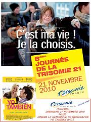 Affiche de la huitième journée de la Trisomie 21 où l'on voit une jeune fille trisomique assise dans les transports en communs et le slogan "C'est ma vie ! je la choisis", en bas de cette affiche apparait également l'affiche du film "Yo Tambien" où l'on voit une jeune femme et un jeune hommequi rigolent et la phrase "Ca sert à quoi d'être normal ?