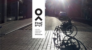 Photo en noir et blanc, d'un fauteuil roulant dans une rue déserte