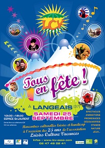 Affiche de la journée du 25 septembre, sur fond bleu, deux chapiteaux blancs, tout en haut de l'afiche le logo de l'association et partout des notes de musiques et des bulles avec des portraits de personnes, dse artistes