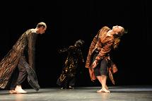 photo de trois danseurs sur scène