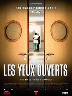 Affiche du film où l'on voit une porte battante entrouverte et au fond d'un couloir on distingue deux personnes, dont un soignant qui tiens une autre personne dans ses bras