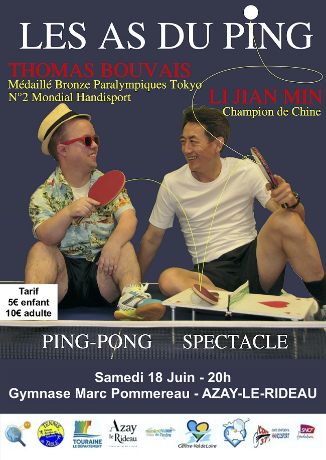 Thomas Bouvais, champion paralympique est en short et en chemise colorée, il porte un chapeau et des lunettes de soleil. Li Jian Min est en short noir et tee shirt blanc. ils tiennent chacun une raquette de ping pong. Ils sont assis parterre et une mini table de ping pong en motif 