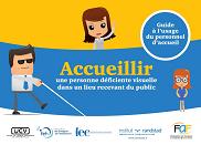 page de garde du guide, la partie supérieure de la page est jaune et une jeune femme brune lève le bras, elle symbolise le personnel d'acceuil, la partie inférieure d ela page est bleu, un homme se déplaçant avec une cane balnche est dessiné à droite de la page, une jeune femme portant des lunettes est dessinée à gauche de la page, au milieu on peut lire le titre du guide et juste au dessus dans un rond il est spécifié que ce guide est à l'usage des personnel d'accueil, enfin tout en bas différents logos sont alignés